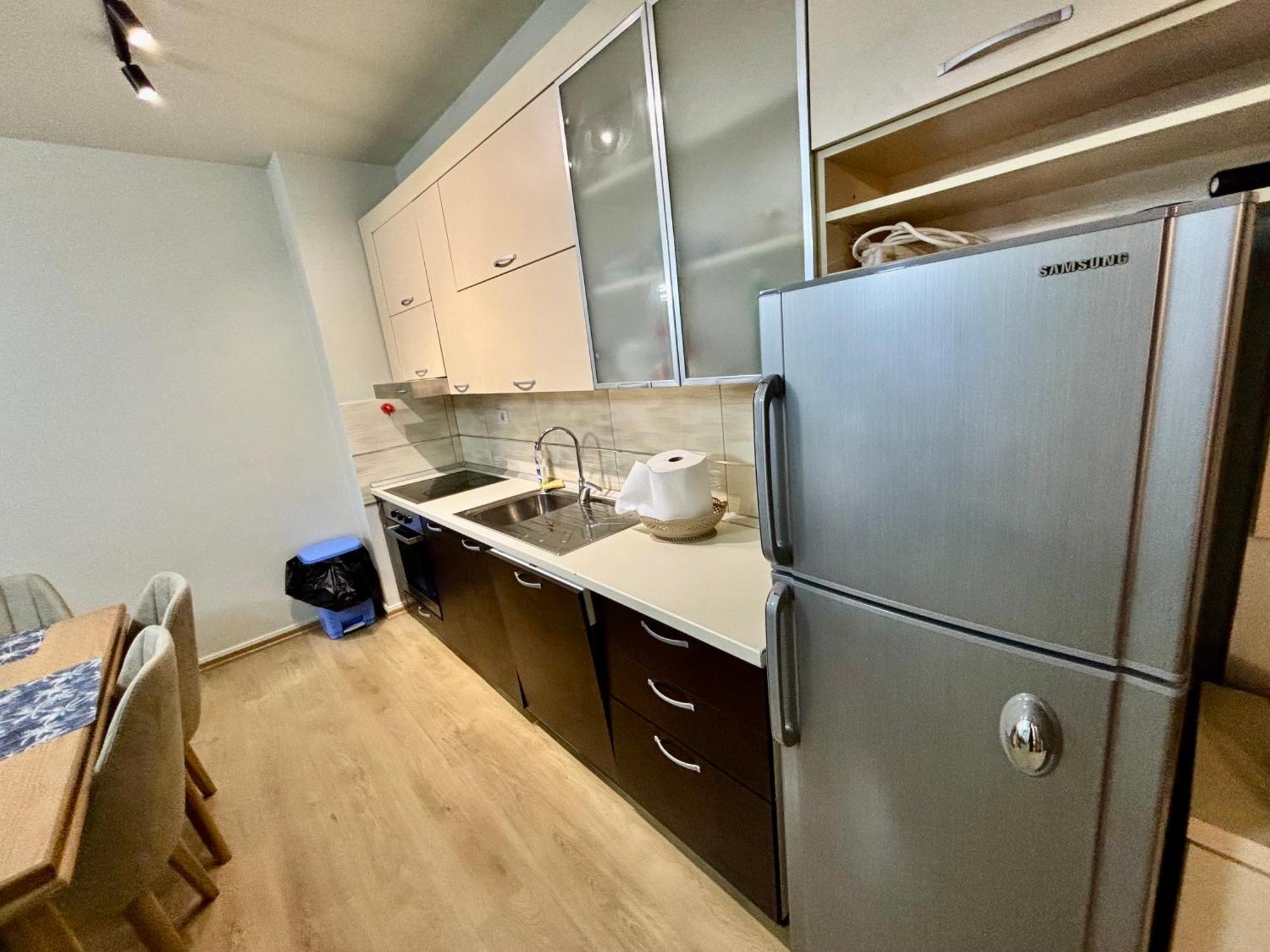 Edi'S Apartament Тирана Экстерьер фото